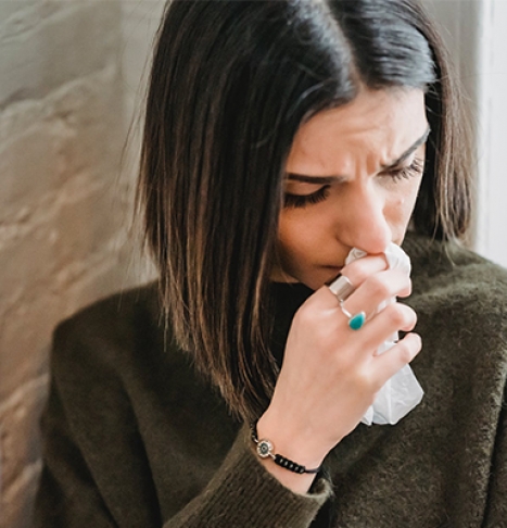 خشکی دهان و گلو: علت‌ها و راه های درمان آن
