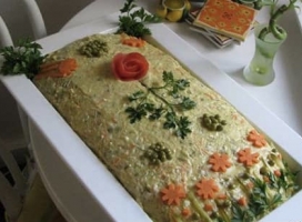 طرز تهیه سالاد اولویه رژیمی بسیار خوشمزه با سیب زمینی و مرغ طعم‌ دار شده